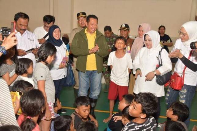Ketua MPR Berbagi Kebahagiaan Bersama Anak-Anak Korban Terdampak Banjir