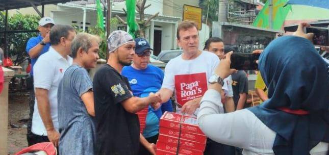 Oorja Group-Paparons Pizza-TVRI Memberikan Bantuan Kepada Korban Banjir Jabodetabek