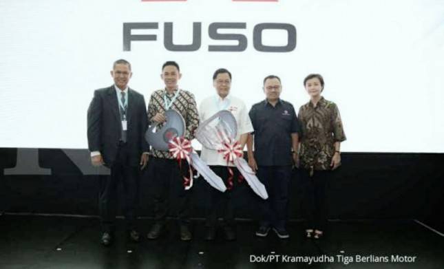 KTB Donasikan Dua Unit Fuso kepada PMI dan SMK Muhammasiyah Tumijajar Lampung