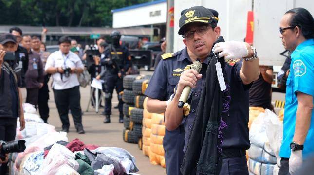Bea Cukai Amankan Enam Truk Pakaian Ilegal dan 29,5 Kg Narkoba  