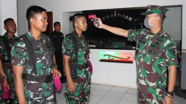 Yon Howitzer 1 Mar Laksanakan Cek Suhu Tubuh  