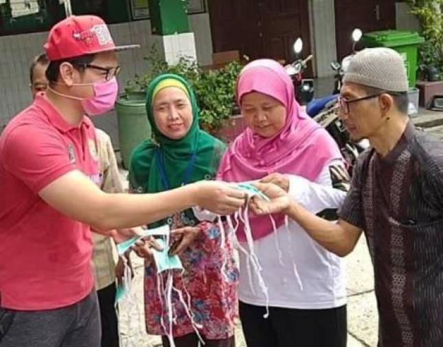 Cegah Corona, Tommy Kurniawan Bagikan Masker dan Hand Sanitizer 