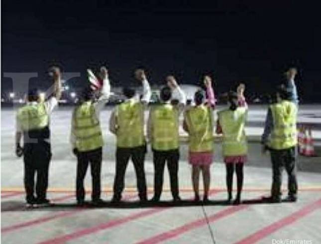 Terdampak Covid-19, Kru Emirates Berikan Salam Perpisahan Emosional untuk Penerbangan Terakhir... 