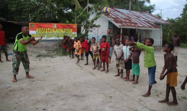 Personel TMMD Ke-107 Ajari Anak-Anak Pedalaman Main Bola Voli   
