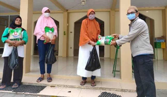 Bantu Warga Terdampak Corona, Masjid Nurrurohman Kasih Paket Sembako