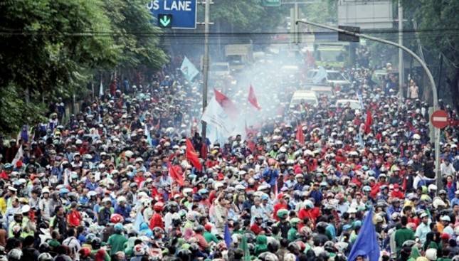Survei Buruh Lintas Sektor Industri : Upah Murah dan Ketidakpastian Pendapatan Menjerat Buruh dalam Lingkaran Utang