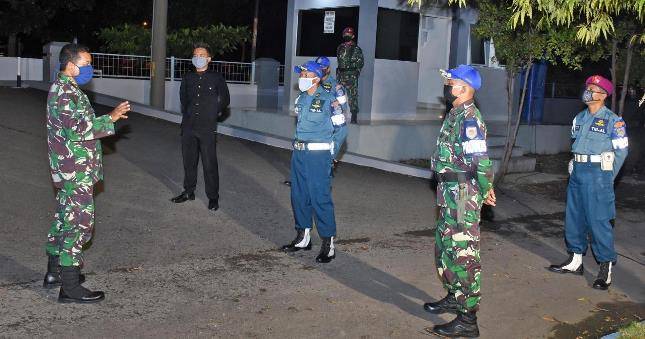 Staf Intelejen dan Provos Gelar Razia di Rumdis Brigif 2 Marinir Cegah Corona