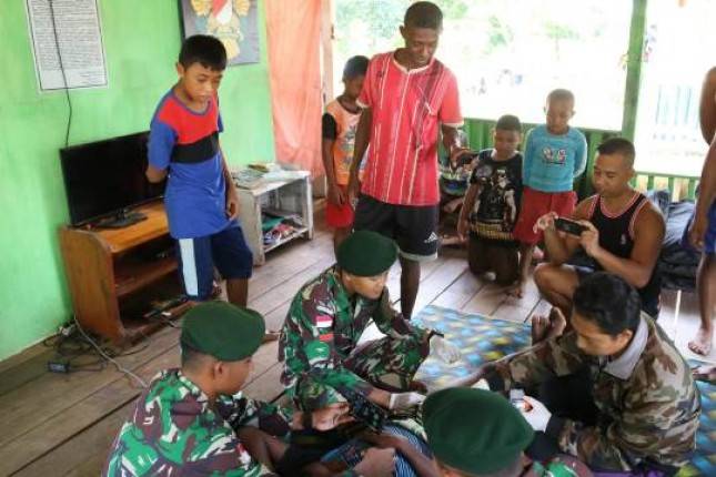 Prajurit  Kostrad Perbatasan Berfungsi Sebagai Manteri Sunat  