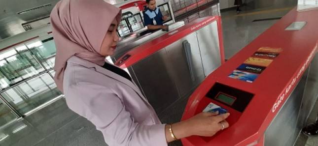 Batasi Transaksi Tunai di Transportasi Publik,  Pengguna JakLingko bisa topup saldo Dengan JakOne Mobile