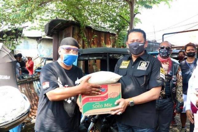 Paguyuban Supir Bajaj Peroleh Donasi dari Bamsoet
