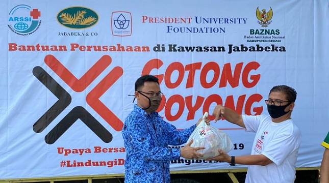 Jababeka Gandeng Baznas Salurkan Paket Sembako untuk Warga Terdampak Covid-19 di 13 Desa