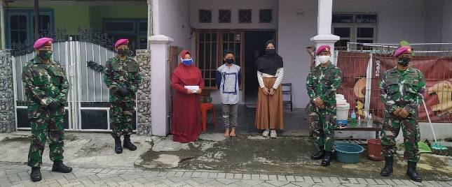 Menbanpur 2 Marinir  Pedui Anak Yatim Surabaya dan Gresik
