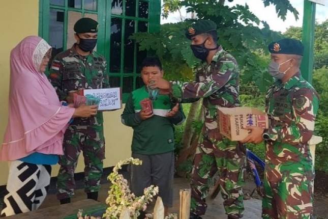 Prajurit Kostrad Perbatasan Merauke Bagikan Takjil di Tapal Batas