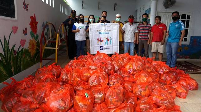 Gandeng Yayasan Metropolitan Peduli, Metland Menteng Salurkan 600 Paket Sembako bagi Masyarakat Terdampak Covid-19