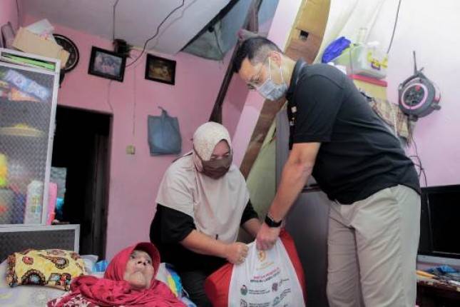 Bahagianya Nenek Yuliar Terima Sembako dari Mensos Juliari