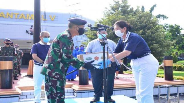 Yayasan Buddha Tzu Chi dan TNI AL Donasi ke Masyarakat Terdampak Covid-19