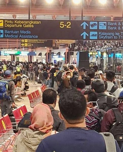 Abaikan Physical Distancing,  Kerumunan di Bandara Soetta Berpotensi Jadi Klaster Baru Penularan Covid-19