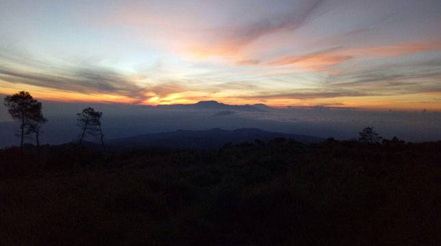 Serunya Berburu Sunrise di Puncak B-29, Lumajang