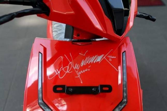Motor Listrik Bertandatangan Presiden Jokowi Laku Rp 2,55 Miliar 