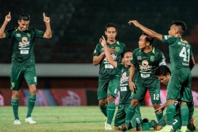 Patrich Wanggai dan Tim Persebaya Serius Latihan Tactical