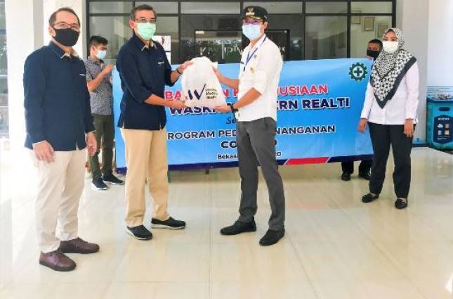 Waskita Modern Realti Donasi Sembako ke Masyarakat Bekasi