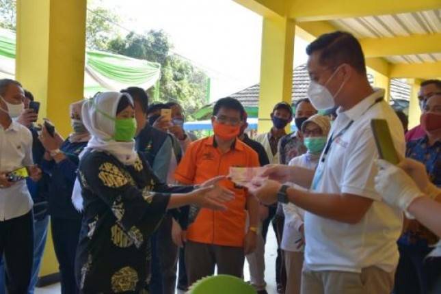 Mensos Juliari Batubara Pantau Penyaluran BST di Bekasi