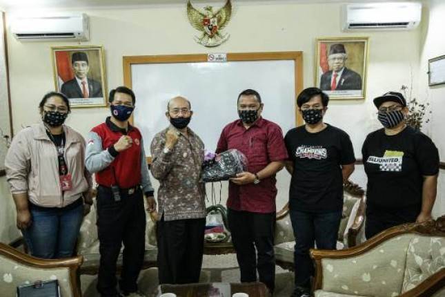 Bali United Donasi Masker ke Pemda Karangaem
