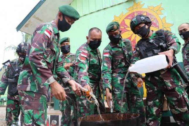 Prajurit Yonif 411 Kostrad Musnahkan Ratusan Botol Miras Illegal  
