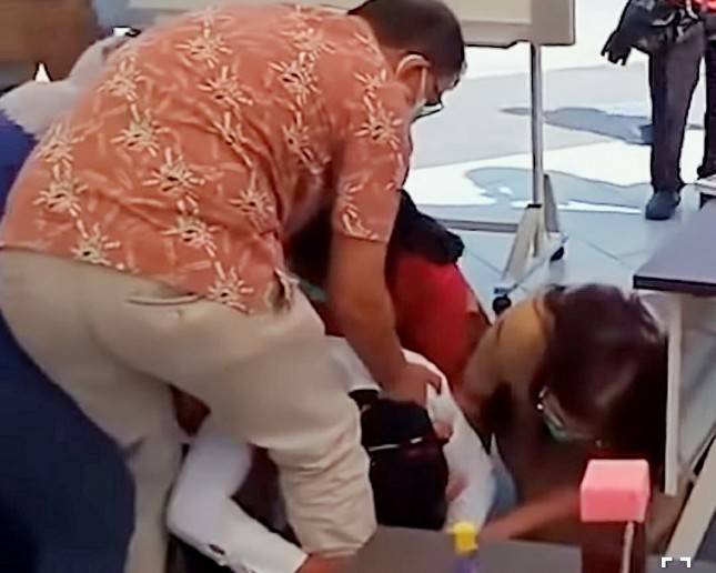 Sambil Nangis dan Bersujud, Walikota Risma: Saya Memang Goblok, Saya Memang Nggak Pantas Jadi Walikota Surabaya