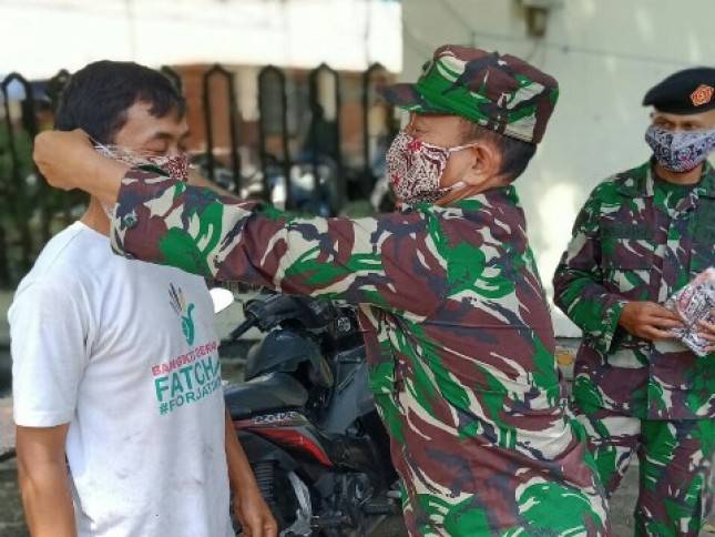 Prajurit Kogabwilhan II Bagikan Masker untuk Warga Disekitar Rumkitlap