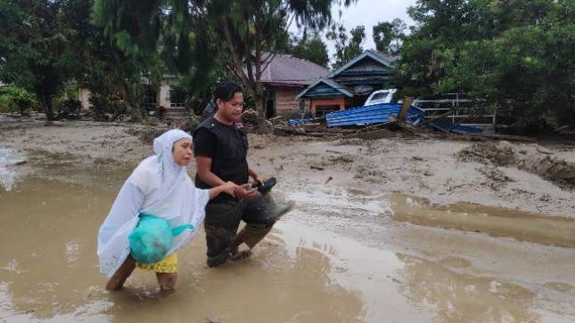 Derita Ibu Harlinda Lihat Rumahnya Terendam Lumpur Akibat Banjir Bandang Luwu Utara