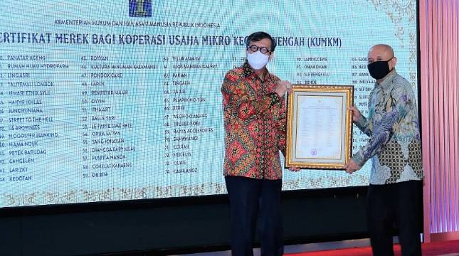 Jaga Produk Asli Indonesia, MenkumHAM Serahkan 118 Sertifikat Hak Merek KUMKM kepada MenkopUKM