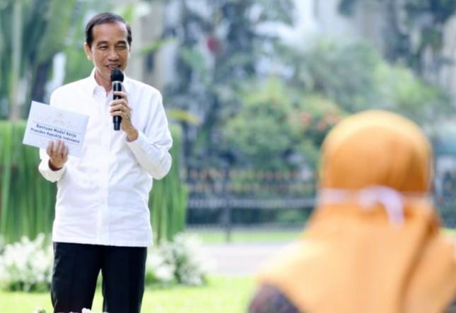 Bagikan Bantuan Rp2,4 Juta, Jokowi ke Pedagang Kecil: Usahakan Tetap Bertahan, Vaksin Segera Disuntikkan Desember, Meleset-meleset Ya Januari  