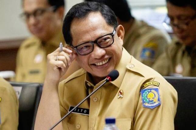 Ungkap Temuan Data Covid-19 Tidak Riil, Banyak yang Upload Data Lama!&nbsp;Mendagri Tito 'Tegor' Pemda: Pelototi Datanya...  