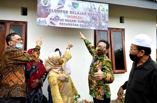Mahasiswa Unand Belajar di Kantor Desa, Gus Menteri: Halo Pak Rektor, Idenya Keren!