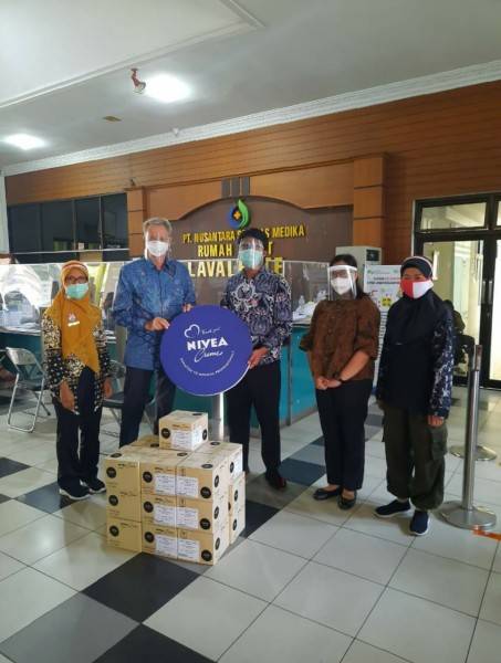 (UNPUBLISHED) Sebagai Ungkapan Terima Kasih dan Dukungan untuk Para Tenaga Medis, NIVEA Berbagi Puluhan Ribu NIVEA Cr&egrave;me Tin Kemasan Khusus