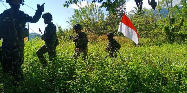 Tingkatkan Kewaspadaan Satgas Pamtas Yonif 413 Kostrad Gelar Patroli Gabungan Wilayah Perbatasan RI-PNG