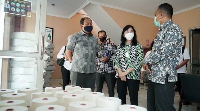 Kemenperin Salurkan Bantuan Mesin dan Peralatan Kepada UPT Tekstil Majalaya