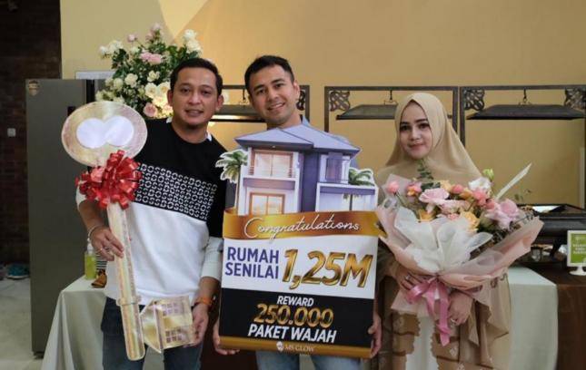 Raffi Ahmad dan Gigi Serahkan Hadiah Rumah Bagi Distributor Produk Kecantikan