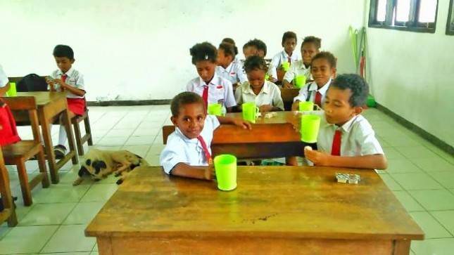 Satgas Yonif MR 413 Kostrad Ajak Siswa SD Mahanaim Papua Minum Susu