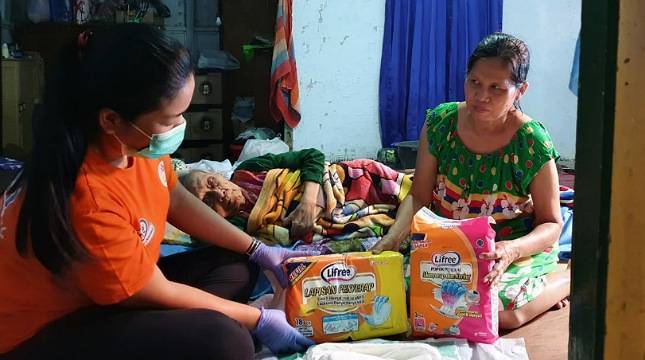 Rayakan Hari Lansia Sedunia, Uni Charm Donasikan Ratusan Karton Popok Dewasa ke 6 Panti Werdha