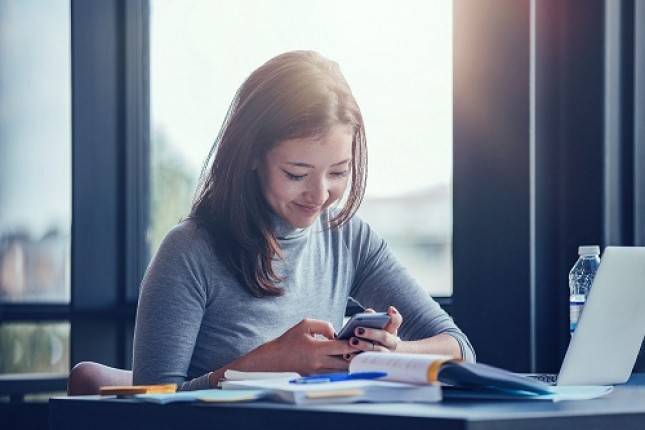 Tingkatkan Performa Industri Kehumasan, Menkominfo Dorong Adopsi Teknologi AI