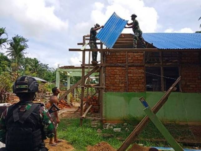Satgas Yonif 125 Bantu Renovasi Rumah Ibadah  di Toray Merauke