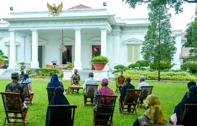 Asiikk! 60 Pedagang Kecil Asal Kepulauan Seribu Dapat Bantuan Modal Rp2,4 Juta, Jokowi: Kita Harus Tetap Semangat, Tahan Banting...  