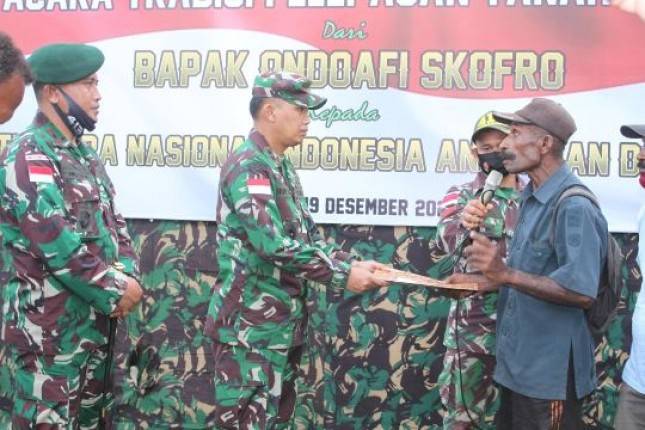 Prosesi Hibah Tanah Adat Distrik Arso kepada Satgas Yonif MR 413 Bremoro