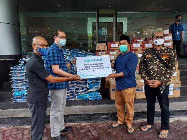 BCA Salurkan Bantuan bagi Masyarakat Terdampak Banjir 