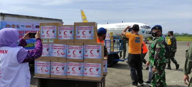Masyarakat Padang Kirim Bantuan 340 Kg Rendang untuk Gempa Sulbar