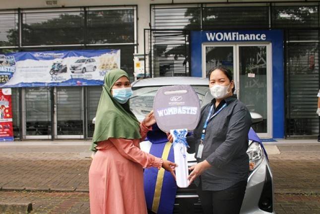 WOM Finance Serahkan Hadiah Utama WOMbastis ke Siti Aisah