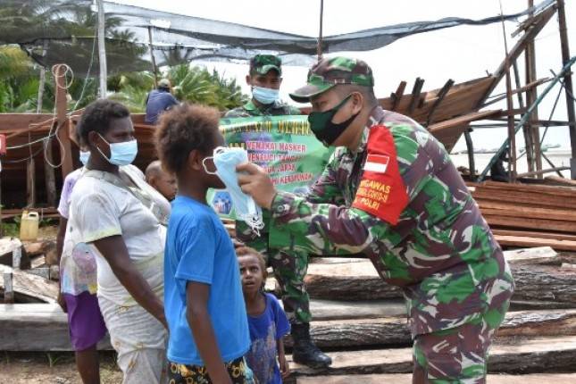 Korem 174 Merauke Bagikan Ribuan Masker Gratis dan Sosialisasi Prokes Covid-19 kepada Masyarakat