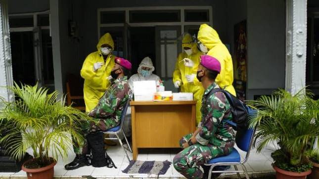 94 Prajurit Marinir Laksanakan Test Antigen di Lokasi Banjir Kalsel